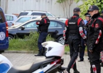 Droga e hedhur nga dritarja, ‘Shqiponjat’ kapin dy të rinj në Tiranë.