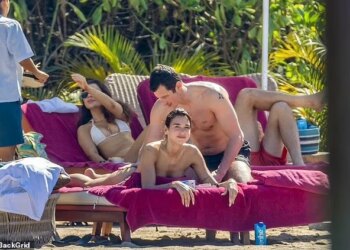 Dua Lipa bën bujë në rrjetet sociale, shfaqet me bikini alongside të fejuarin e saj në plazhin e Meksikës.