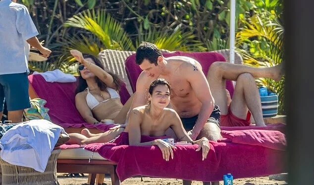 Dua Lipa bën bujë në rrjetet sociale, shfaqet me bikini alongside të fejuarin e saj në plazhin e Meksikës.