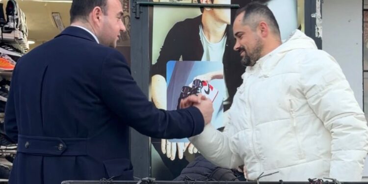 Dy ditë para protestës, Balliu angazhohet në terren dhe bën takime me qytetarët.