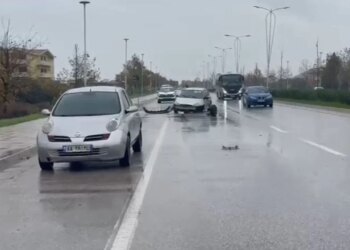 Dy makina përplasen në hyrje të Vlorës, shoferi dhe pasagjeri lëndohen dhe dërgohen urgjentisht në spital.
