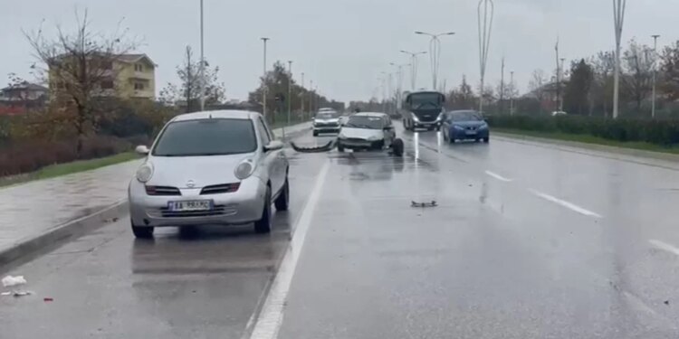 Dy makina përplasen në hyrje të Vlorës, shoferi dhe pasagjeri lëndohen dhe dërgohen urgjentisht në spital.