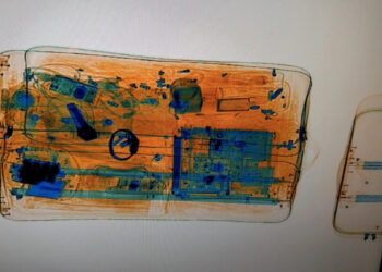 Dy orë të shtrenjta konfiskohen nga policia në valixhen e një udhëtari në Aeroportin e Prishtinës.