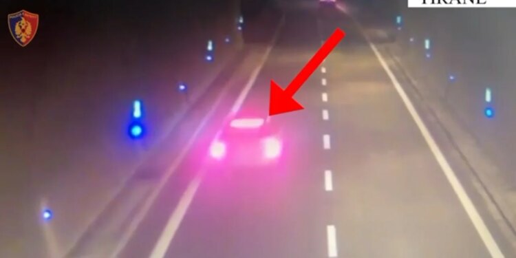 Dy të arrestuar për ndihmën ndaj 12 emigrantëve të paligjshëm në kalimin e kufirit, dy të tjerë në kërkim