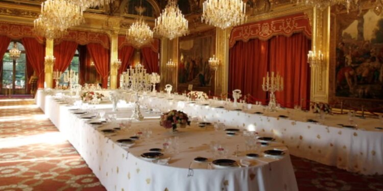 E çuditshme: Punonjësi i Pallatit Élysée kapet teksa shiste enët e kuzhinës online dhe përfundon në arrest.