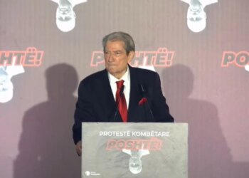 “Edi Rama, sot nuk do të njihet më si kryeministër,” Berisha në protestë para Kryeministrisë: Jemi të mbledhur në një moment të rëndësishëm.