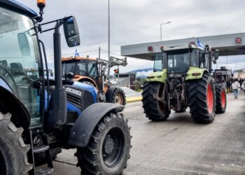 Ekipi turk i basketbollit has pengesa për shkak të protestave të fermerëve grek me traktorë sapo del nga аэропortu i Athinës.