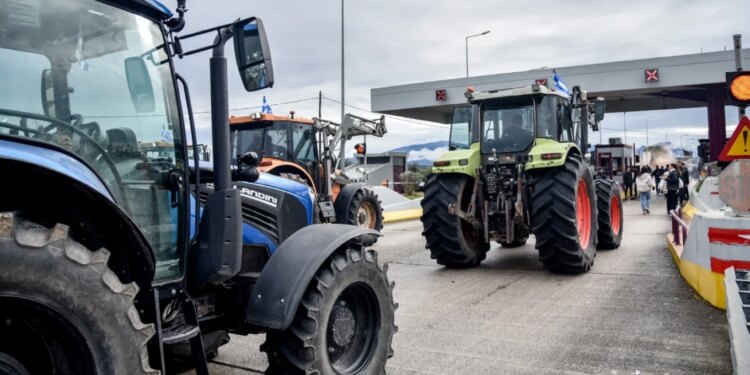 Ekipi turk i basketbollit has pengesa për shkak të protestave të fermerëve grek me traktorë sapo del nga аэропortu i Athinës.