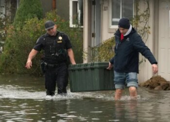 Ekstreme reshje shkaktojnë përmbytje në veriperëndim të SHBA, mijëra banorë në evacuim.