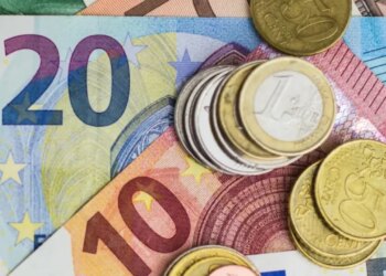 Euro arrin nivelin më të ulët historik, këmbehet për 96.57 lekë; fundviti pritet ta dobësojë më tej monedhën e BE-së.