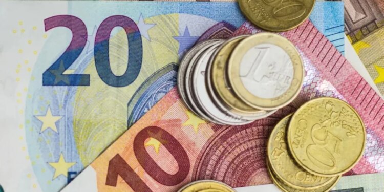 Euro arrin nivelin më të ulët historik, këmbehet për 96.57 lekë; fundviti pritet ta dobësojë më tej monedhën e BE-së.