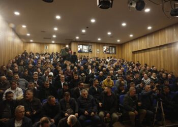 FOTOLAJM: Demokratët e Durrësit i qëndrojnë besnikë Salianjit dhe Alimehmetit, përkundër Berishës, duke mbushur sallën.