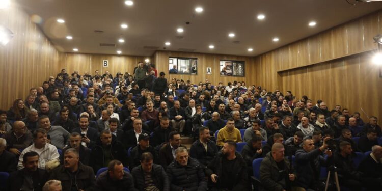 FOTOLAJM: Demokratët e Durrësit i qëndrojnë besnikë Salianjit dhe Alimehmetit, përkundër Berishës, duke mbushur sallën.