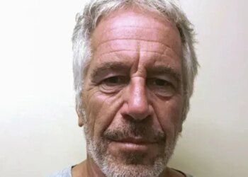 FOTOT/ Rasti Epstein: Dëshmi të reja zbardhen, përfshirë ilaçe, pasaporta dhe mesazhe.