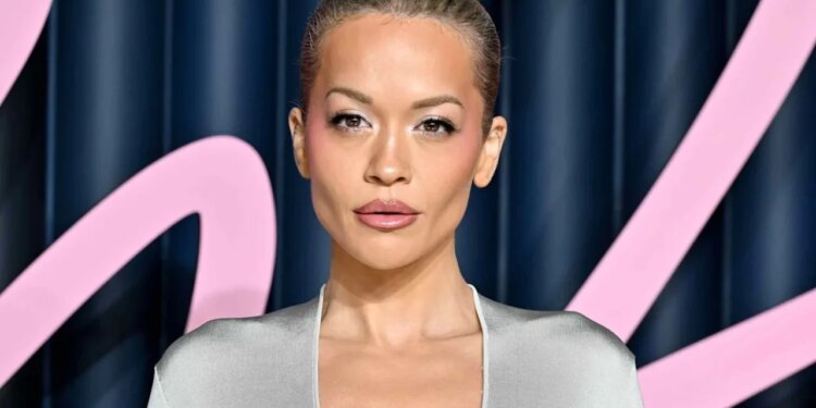 FOTOT/ Rita Ora shkëlqen më shumë se kurrë në ‘Fashion Awards 2025’, duke u bërë temë kryesore diskutimi