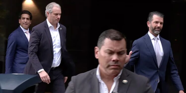 Familja e Presidentit të SHBA vëzhgon Gjibraltarin, Donald Trump Jr. shoqërohet nga një konvoj me xhama të errët në këtë enklavë britanike të vogël.