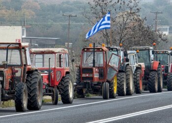 Fermerët grekë intensifikojnë protestat dhe rrisin bllokadat, ndonëse qeveria është e gatshme për bisedime.