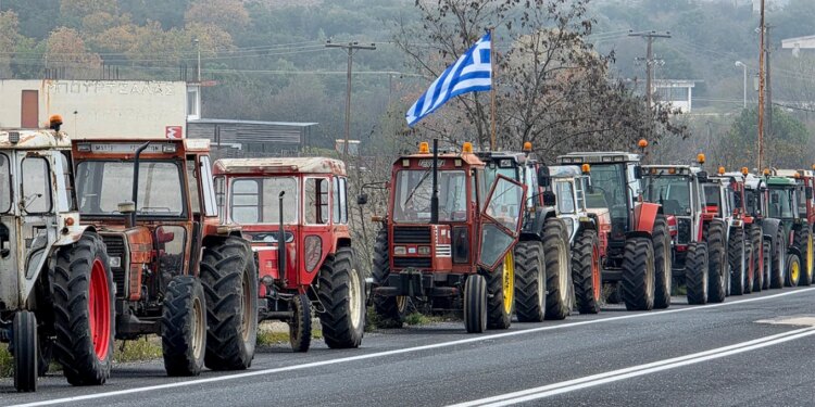 Fermerët grekë intensifikojnë protestat dhe rrisin bllokadat, ndonëse qeveria është e gatshme për bisedime.