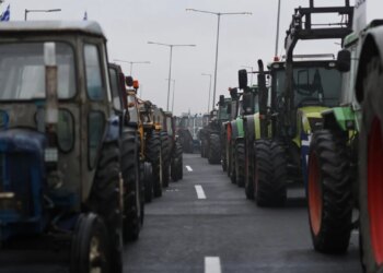 Fermerët vazhdojnë protestat, bllokojnë rrugët kryesore në Greqi, kaos në autostradat.