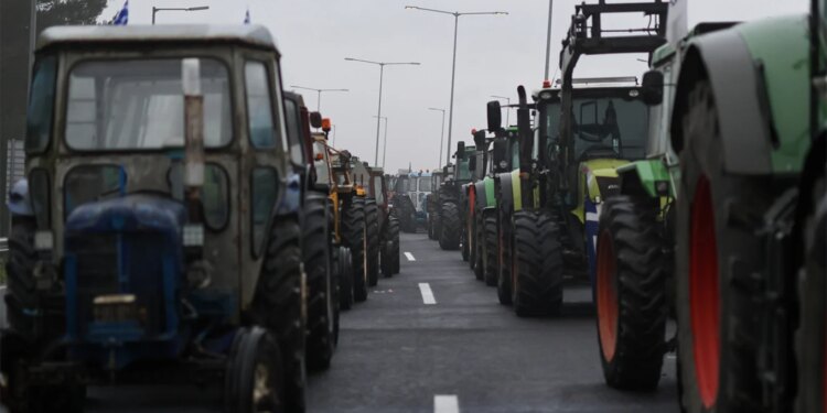 Fermerët vazhdojnë protestat, bllokojnë rrugët kryesore në Greqi, kaos në autostradat.