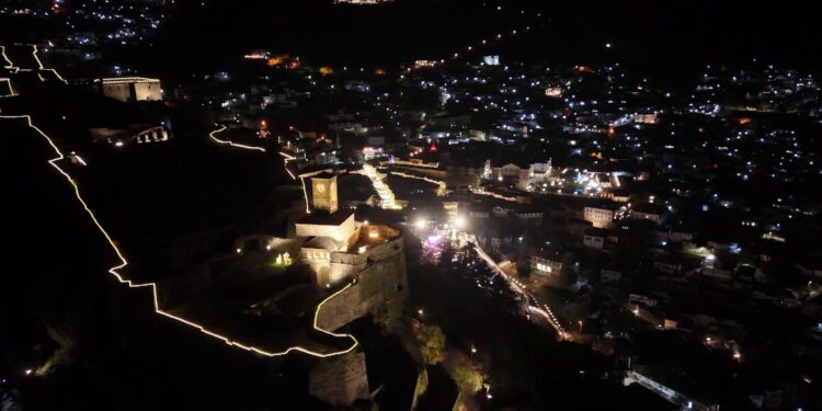 Festat zgjojnë Gjirokastrën, ku turistët e huaj frekuentojnë më së shumti vendet festive të qytetit.