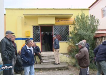 Fiks Fare: Të moshuarit e Bushatit përballen me pritje të pafund. Tre muaj pa marrë pensionin që u mbështetësin e jetës.