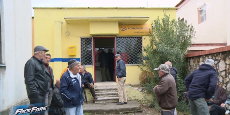 Fiks Fare: Të moshuarit e Bushatit përballen me pritje të pafund. Tre muaj pa marrë pensionin që u mbështetësin e jetës.