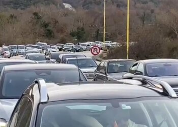 Fluks i madh i kalimeve nga Greqia në Shqipëri, radhë të gjata në pikën kufitare të Kakavijës.