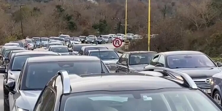 Fluks i madh i kalimeve nga Greqia në Shqipëri, radhë të gjata në pikën kufitare të Kakavijës.