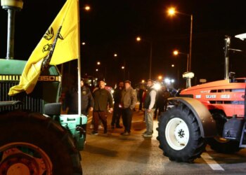 Foto + Video: Fermerët grekë vijojnë protesta, bllokojnë rrugët kryesore
