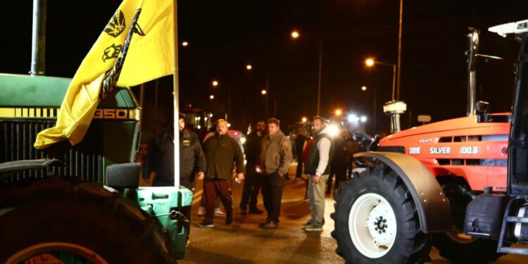 Foto + Video: Fermerët grekë vijojnë protesta, bllokojnë rrugët kryesore