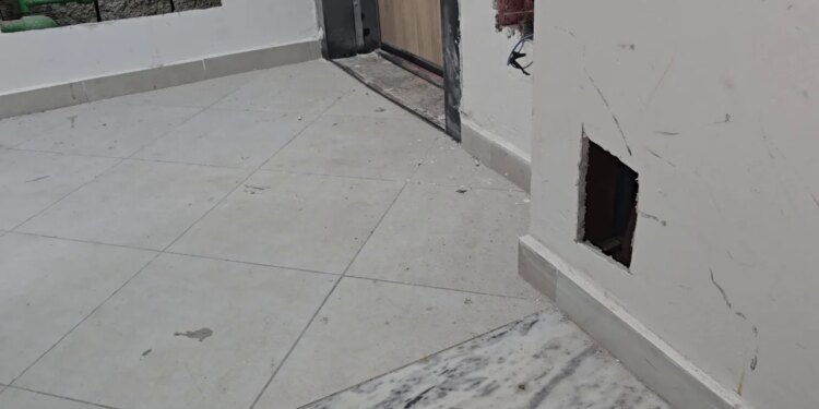 Frikë në blloqet e rindërtuara: Gjashtë vite pas tërmetit, banorët e Durrësit shprehin shqetësime për standardin e punimeve.