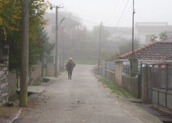 Fshati Andon Poçi në Gjirokastër po përballet me zhdukjen; shkolla mbyllet pas rënies së numrit të fëmijëve, me më të rinjtë që janë 65 vjeç.
