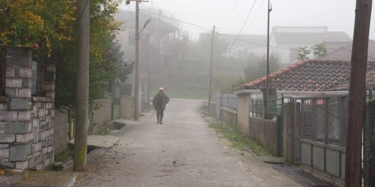Fshati Andon Poçi në Gjirokastër po përballet me zhdukjen; shkolla mbyllet pas rënies së numrit të fëmijëve, me më të rinjtë që janë 65 vjeç.