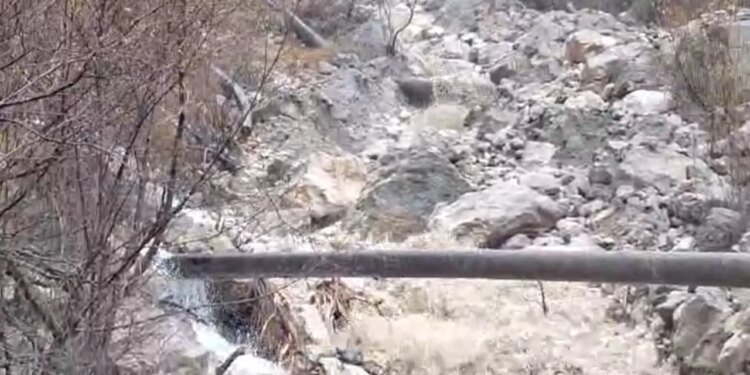 Furnizimi me ujë ndërpritet për mijëra banorë në Mirditë për shkak të dëmtimit të linjës së ujësjellësit.