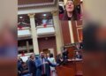 Fushata merr një kthesë: Deputetja Çaushi lidh në video Bardhin dhe i thotë: O ylli i Fierit, nuk qeveriset kështu. Kreu i grupit të PD: Qeveriset si…