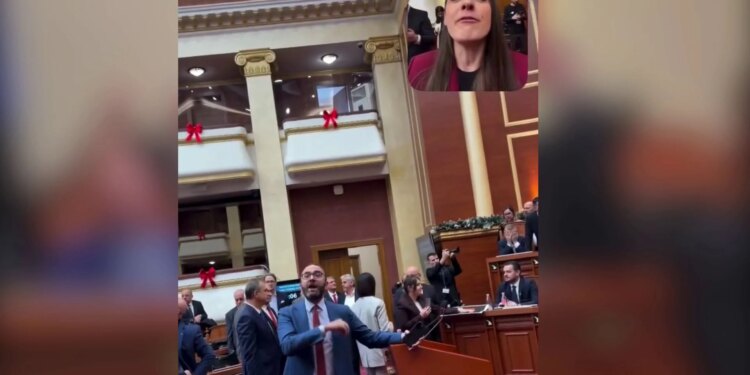 Fushata merr një kthesë: Deputetja Çaushi lidh në video Bardhin dhe i thotë: O ylli i Fierit, nuk qeveriset kështu. Kreu i grupit të PD: Qeveriset si…
