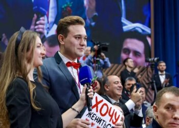 Gazetari ndërpret konferencën për shtyp të Putinit me thirrjen: 'Olga, martohu me mua!'