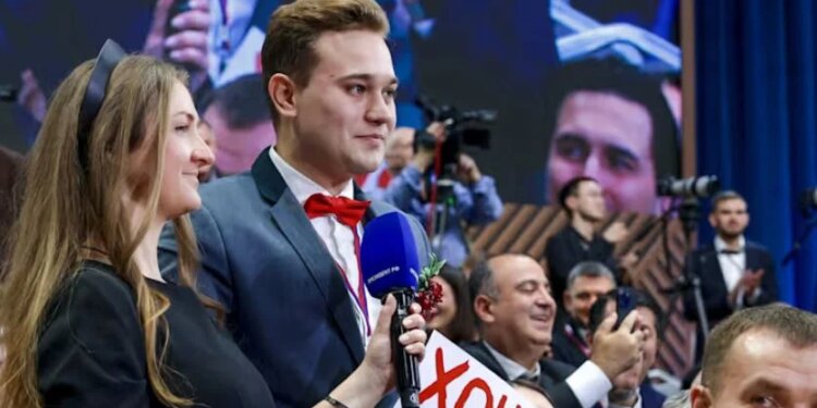 Gazetari ndërpret konferencën për shtyp të Putinit me thirrjen: 'Olga, martohu me mua!'