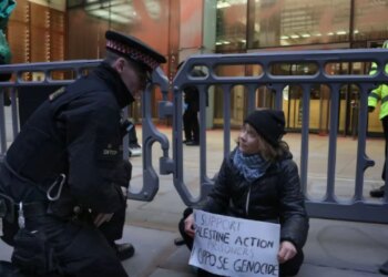 Greta Thunberg, aktivistja e njohur, arrestohet përsëri në Londër gjatë një proteste pro-Palestinës.