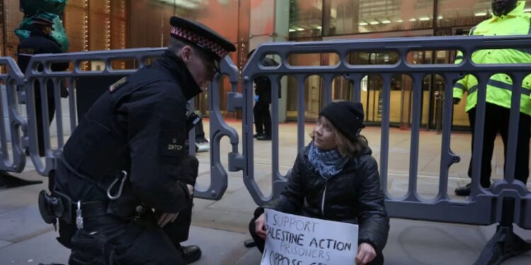Greta Thunberg, aktivistja e njohur, arrestohet përsëri në Londër gjatë një proteste pro-Palestinës.