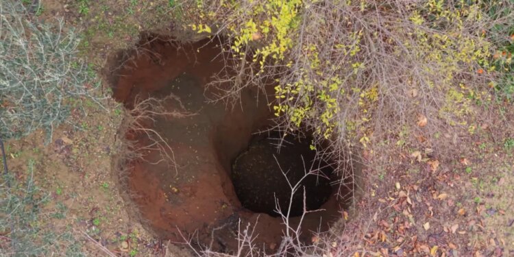 Gropa karstike krijohen në Belsh/ Banorët të shqetësuar për rreziqet, pranë spitalit të qytetit