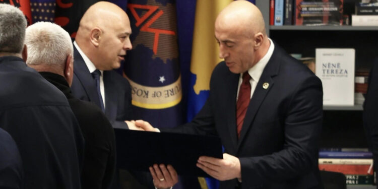 Haradinaj garanton pagë mesatare prej 1100 eurosh dhe pension prej 500 eurosh brenda vitit të parë të qeverisjes.