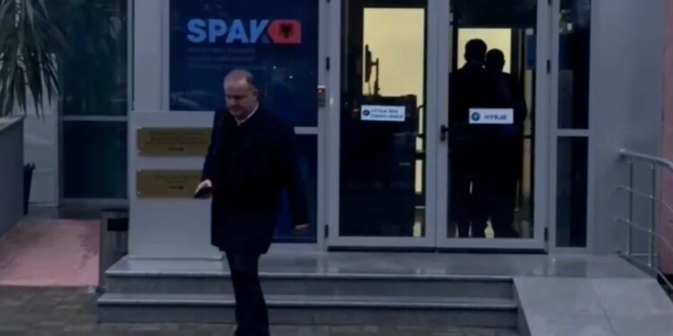 Hetimet për ish-drejtorin e Burgjeve, Agim Ismaili, mbyllen; ai del nga SPAK me avokatin e tij.
