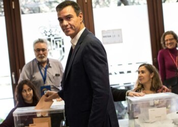 Humbje të mëdha për socialistët e Sanchez në zgjedhjet rajonale në Spanjë: Partia Popullore siguron 29 vende, ndërsa Vox forcon pozitat e saj si forcë ekstremiste e djathtë.