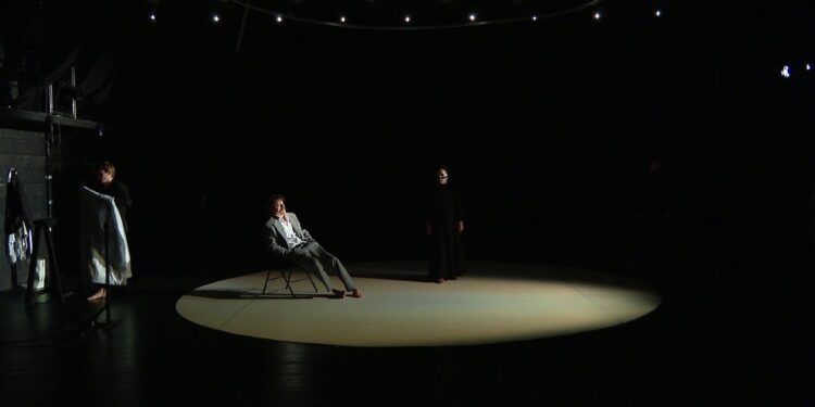 "I huaji" i Kamysë në Tiranë, vepra e njohur e autorit francez, do të prezantohet në Teatrin Eksperimental.