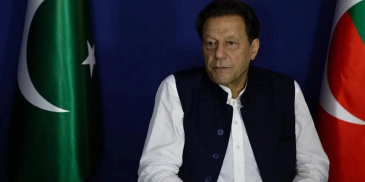 Imran Khan dhe bashkëshortja e tij shpallen fajtorë për mashtrim dhe marrje dhuratash shtetërore, rritet dënimi me burg.