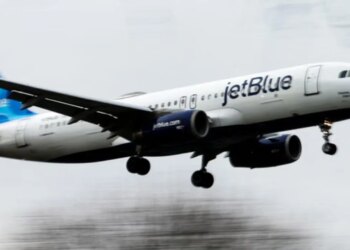 Incident i rrezikshëm ajror: Avioni i JetBlue shpëton nga përplasja me cisternën e Forcës Ajrore Amerikane.