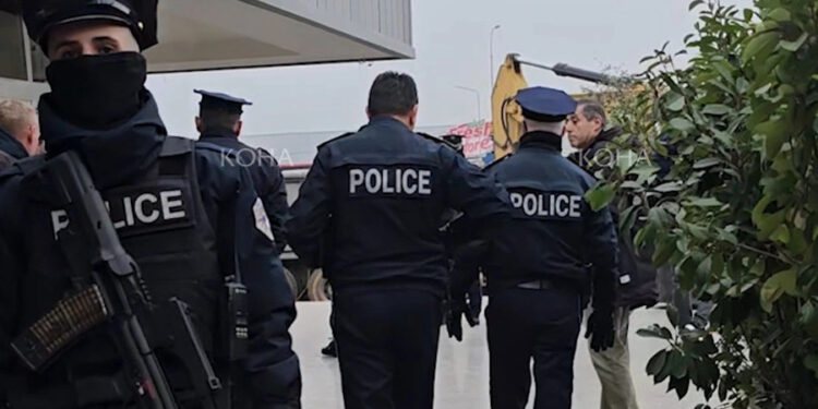 Inspektorati i Drenasit në terren për të “liruar hapësirën publike”, pronari i restorantit pretendon se ka “dinake politike”