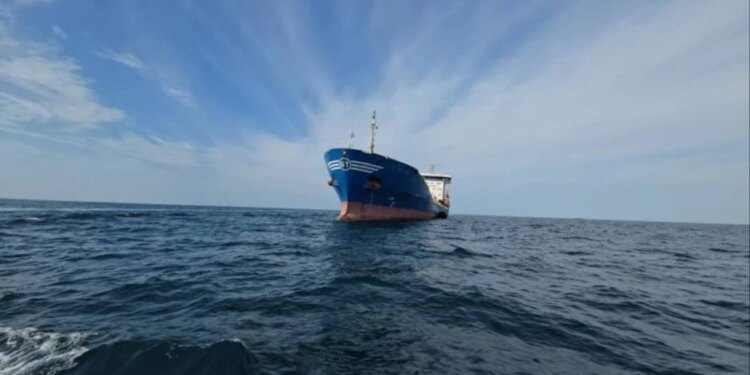 Iranianët kapin një anije cisternë në Gjirin e Omanit, duke mbajtur 6 milionë litra naftë të kontrabanduar.